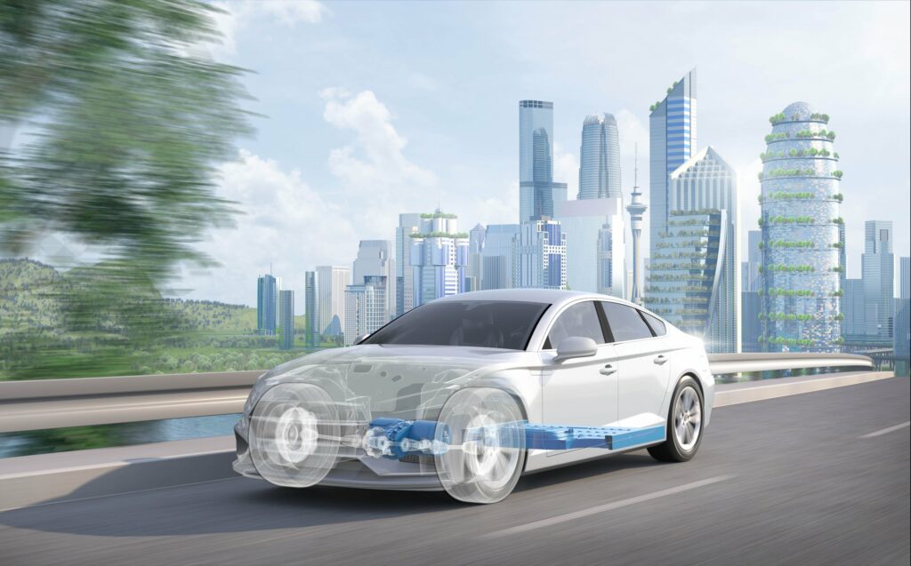 Illustration eines halb transparentem E-Autos auf einer Straße fahrend vor einer futuristischen Skyline