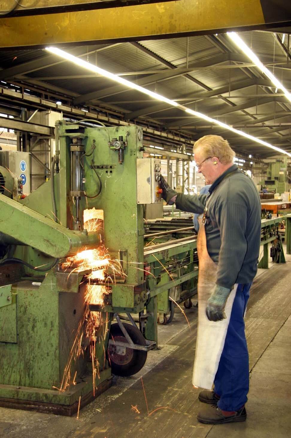 Foto von Josef in Schutzkleidung an der Trennmaschine von 2005