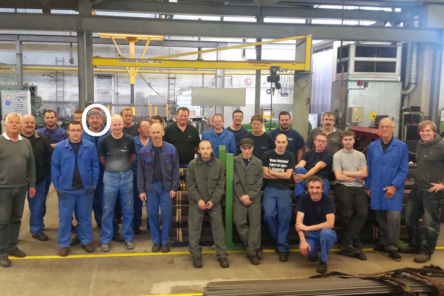 Gruppenfoto im Böhler Werk mit Siegfried B. in der Adjustage-Mannschaft von 2015