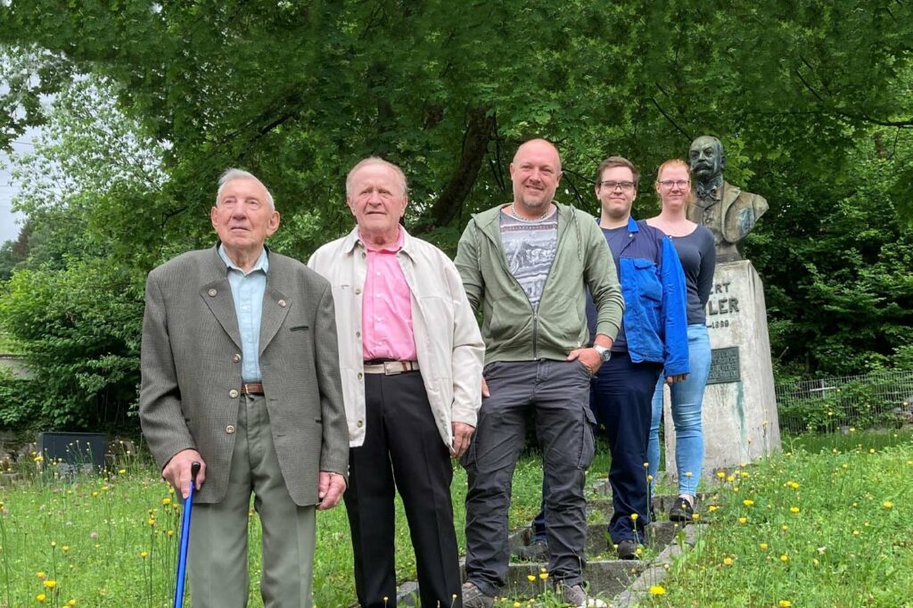 Gruppenfoto im Grünen - 4 Generationen Mitarbeiterinnen und Mitarbeiter im Böhler Werk Yppstal