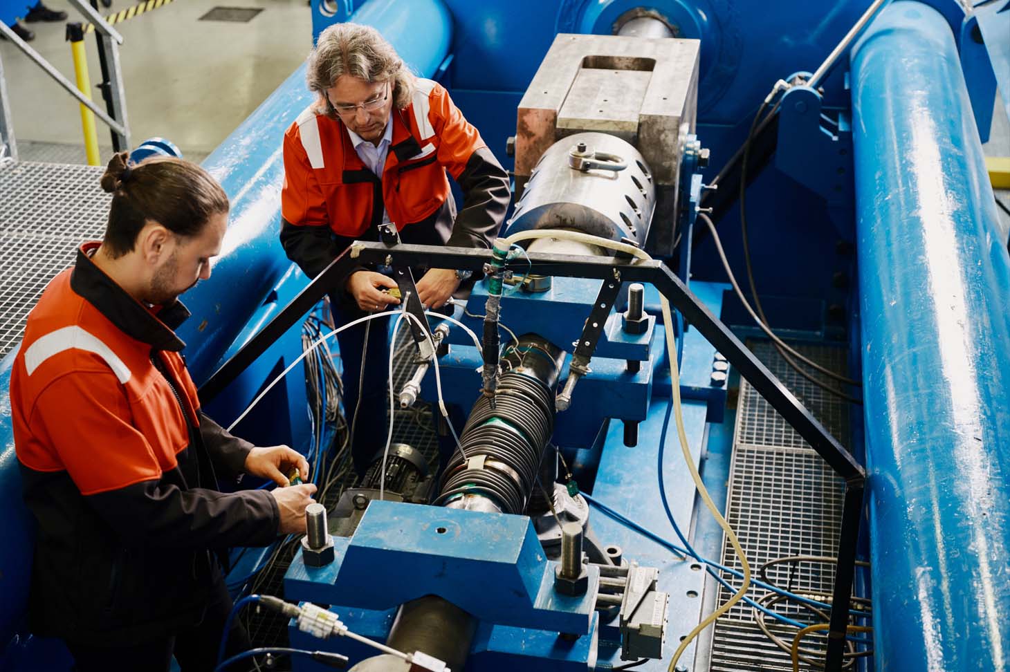 Two employees working on hydrogen pipes at the voestalpine plant