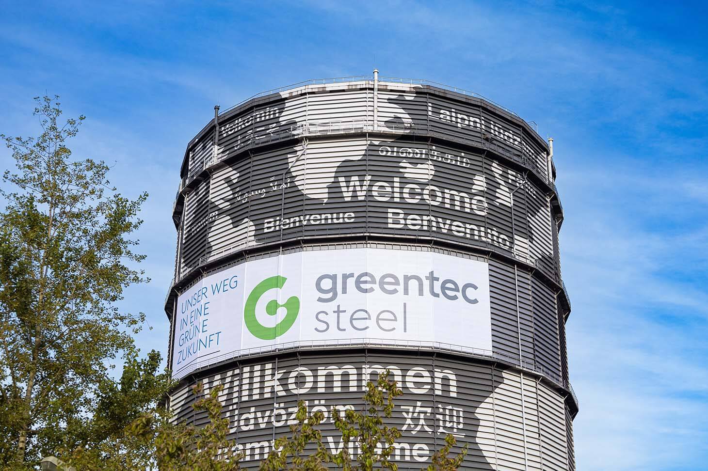 Gasometer der voestalpine Linz mit einem Banner mit der Aufschrift greentecsteel