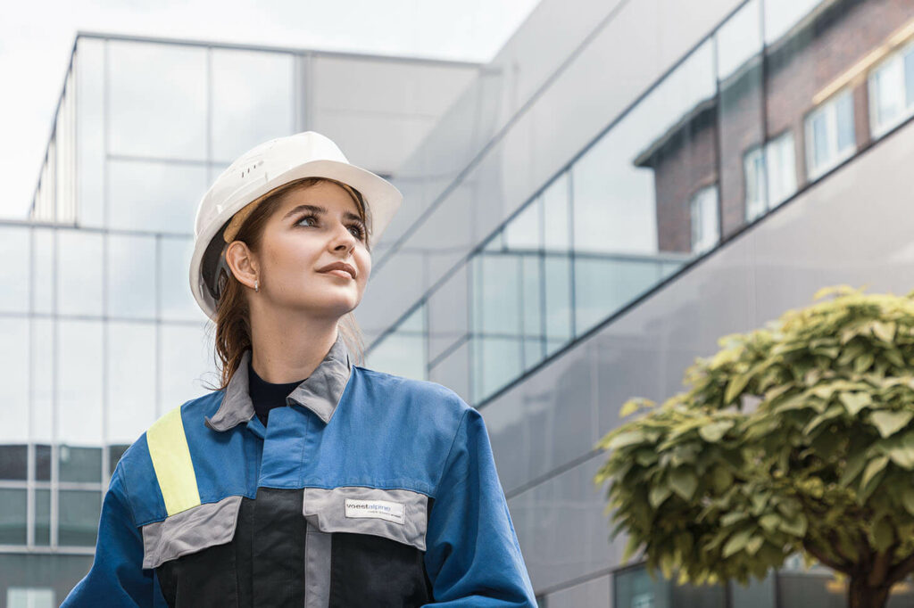 voestalpine Mitarbeiterin mit weißem Helm