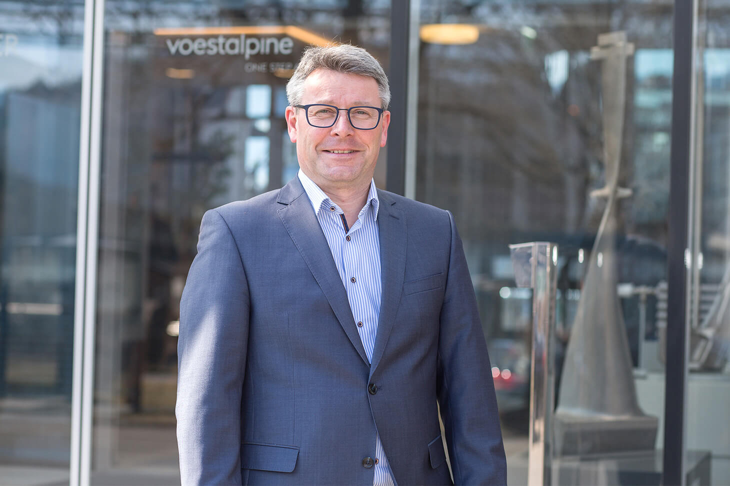 Portrait photo of Thomas K. in front of voestalpine Stahlwelten