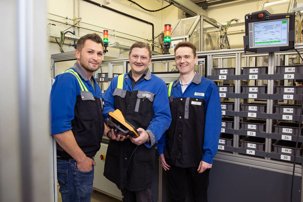 Gruppefoto von drei voestalpine Mitarbeiter im Prüfzentrum