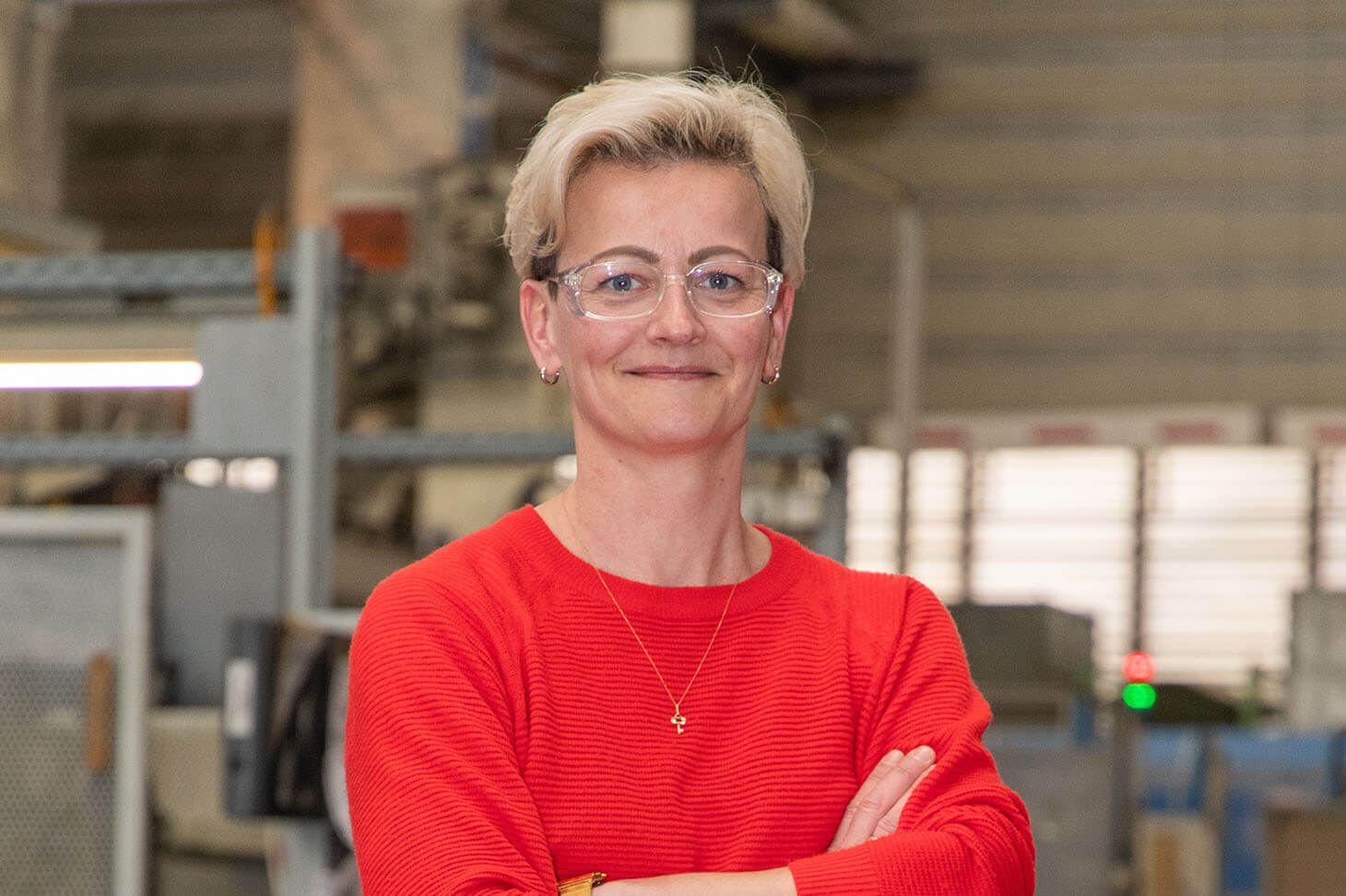 Portraitfoto von Fabienne Krause in einer Werkshalle