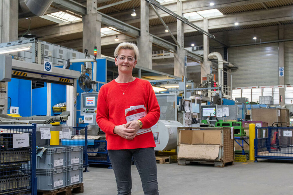 Fabienne in der Werkshalle der voestalpine Automotive Components