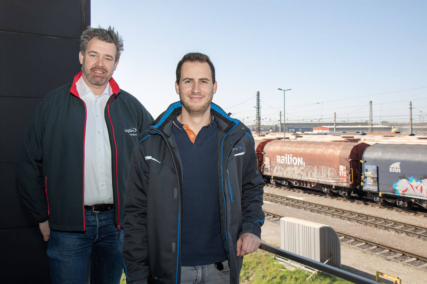 Benjamin und Werksbahn Leiter Philipp M. am Balkon des LC07, im Hintergrund der Mühlbachbahnhof