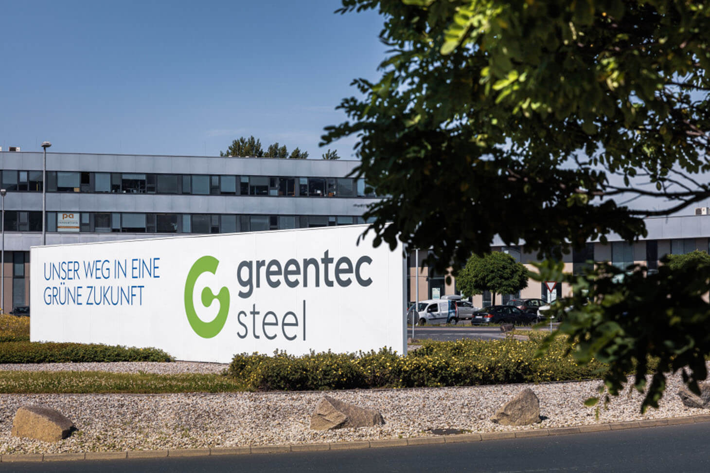 Schild unser Weg in eine Grüne Zukunft, greentec steel vor einem Gebäude