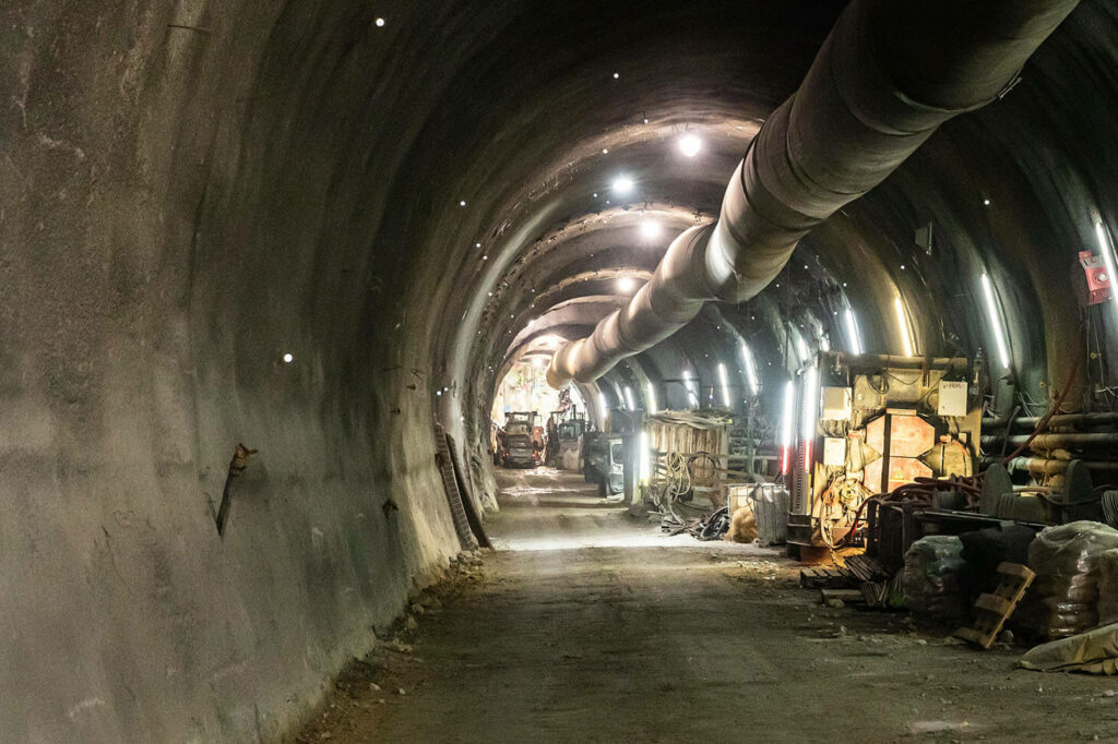 Semmering Basistunnel Inneaufnahme mit gelagertem Baumaterial ung Baumaschinen