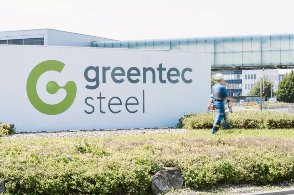 greentec_steel Schild mit einem Mitarbeiter davor