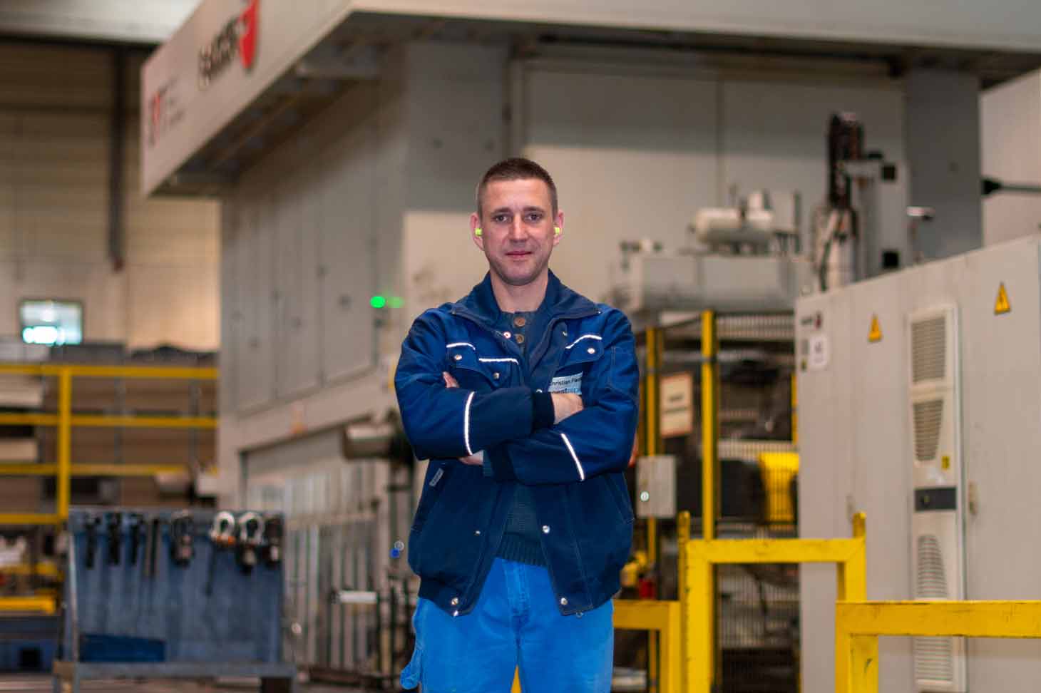 Portraitfoto von Christian in der Fertigungshalle