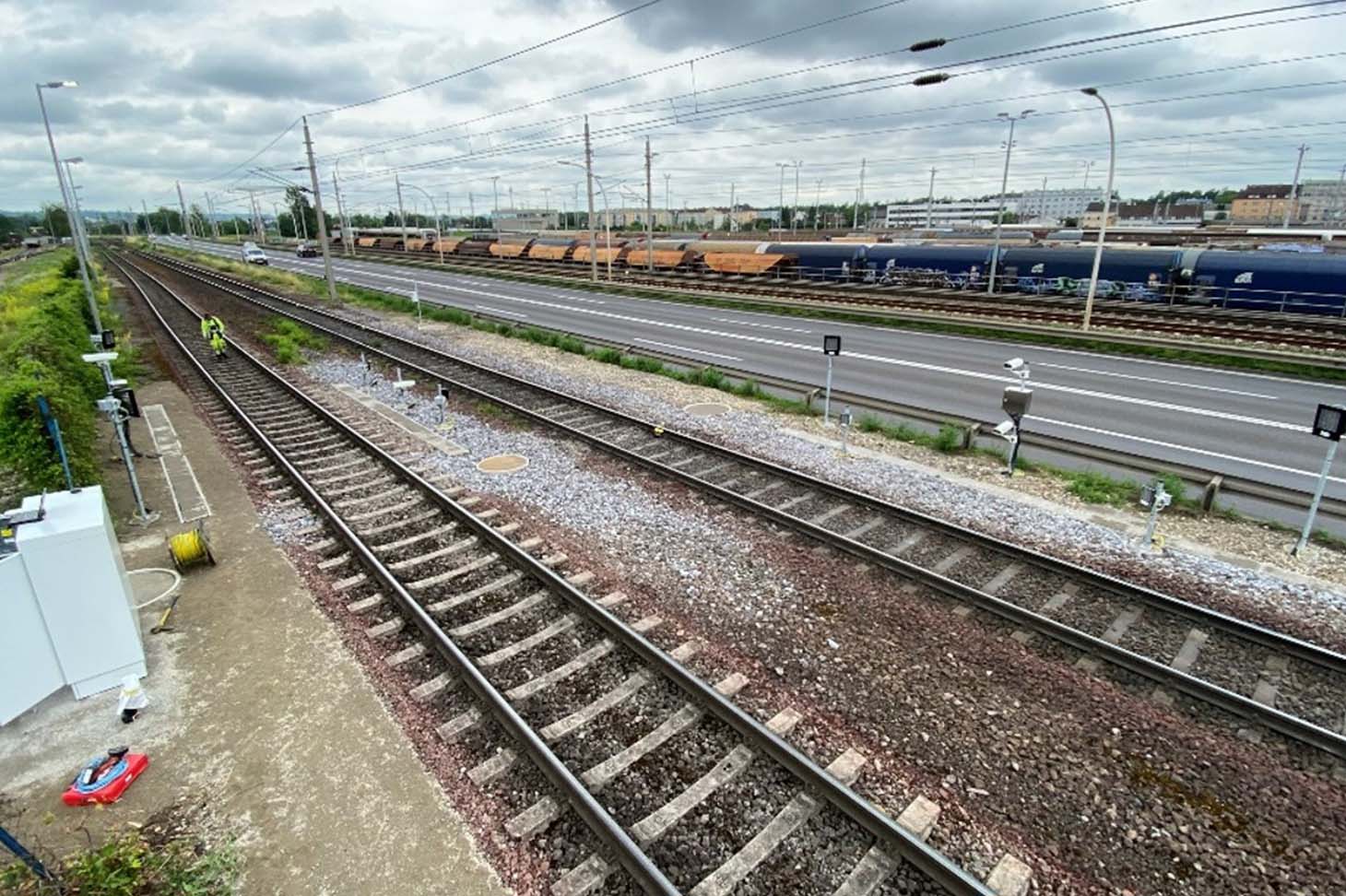 Monitoring options mounted on rods on train tracks