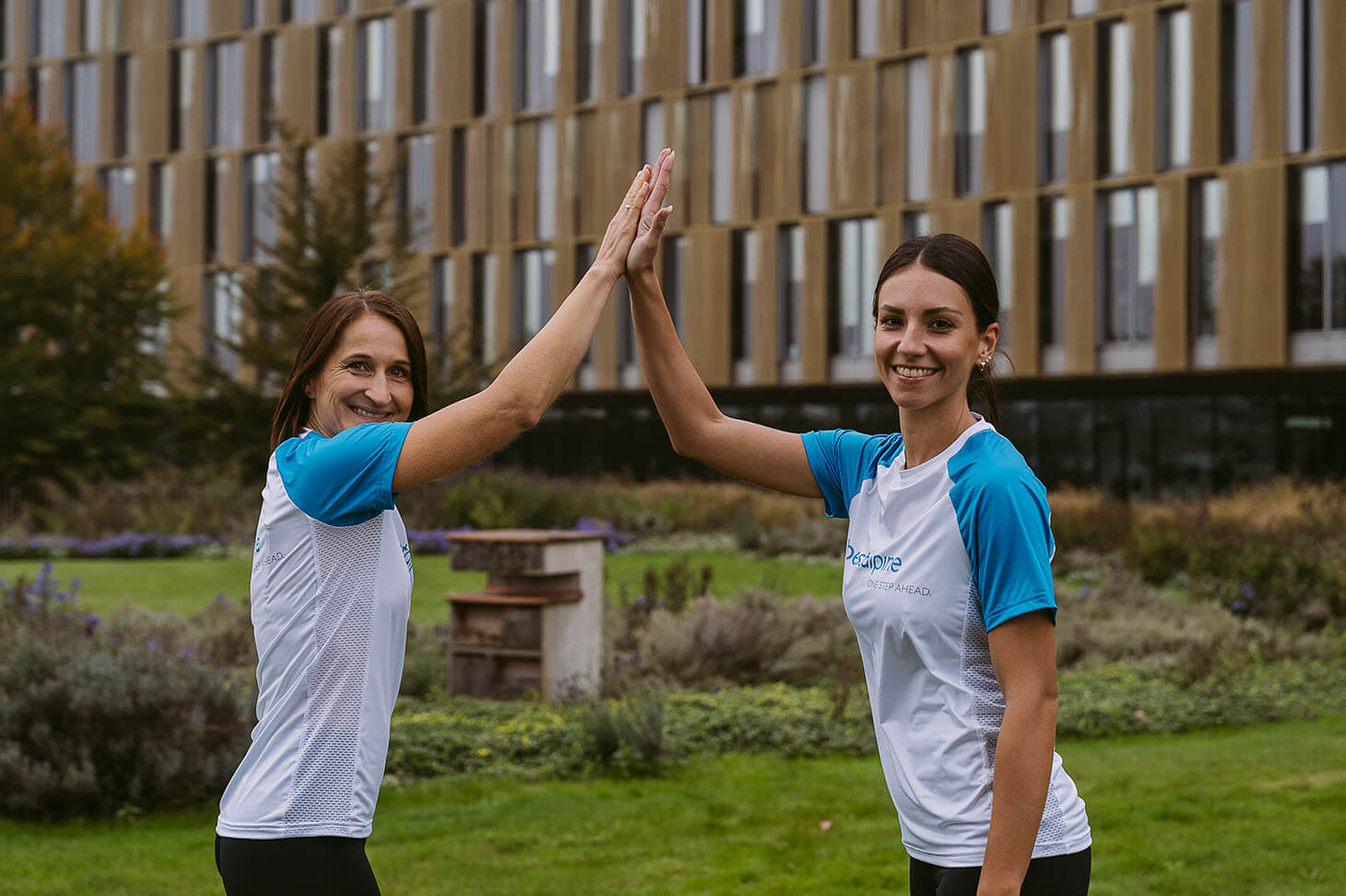 zwei Läuferinnen der voestalpine geben sich ein high five