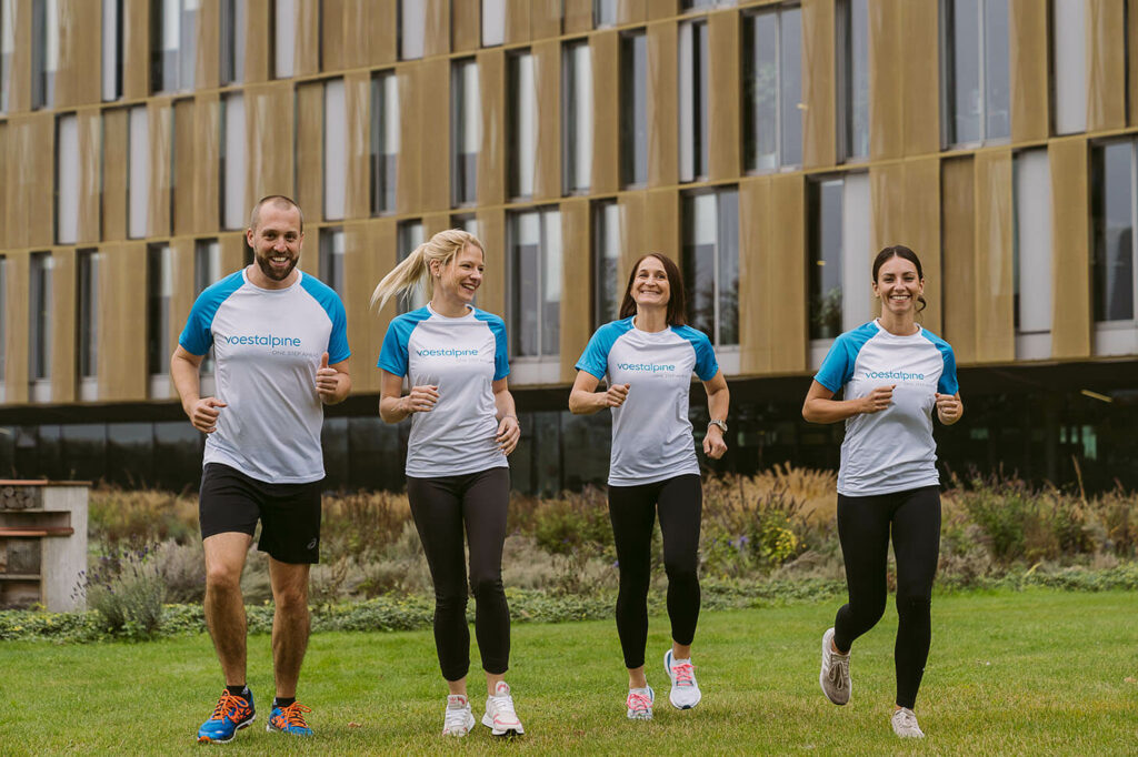 vier Läuferinnen und Läufer der voestalpine beim Joggen