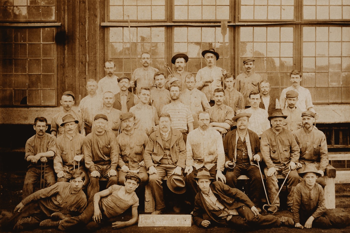 Historisches Gruppenfoto der rein männlichen Arbeiter in der Walzstraße von voetslpine Böhler Profil