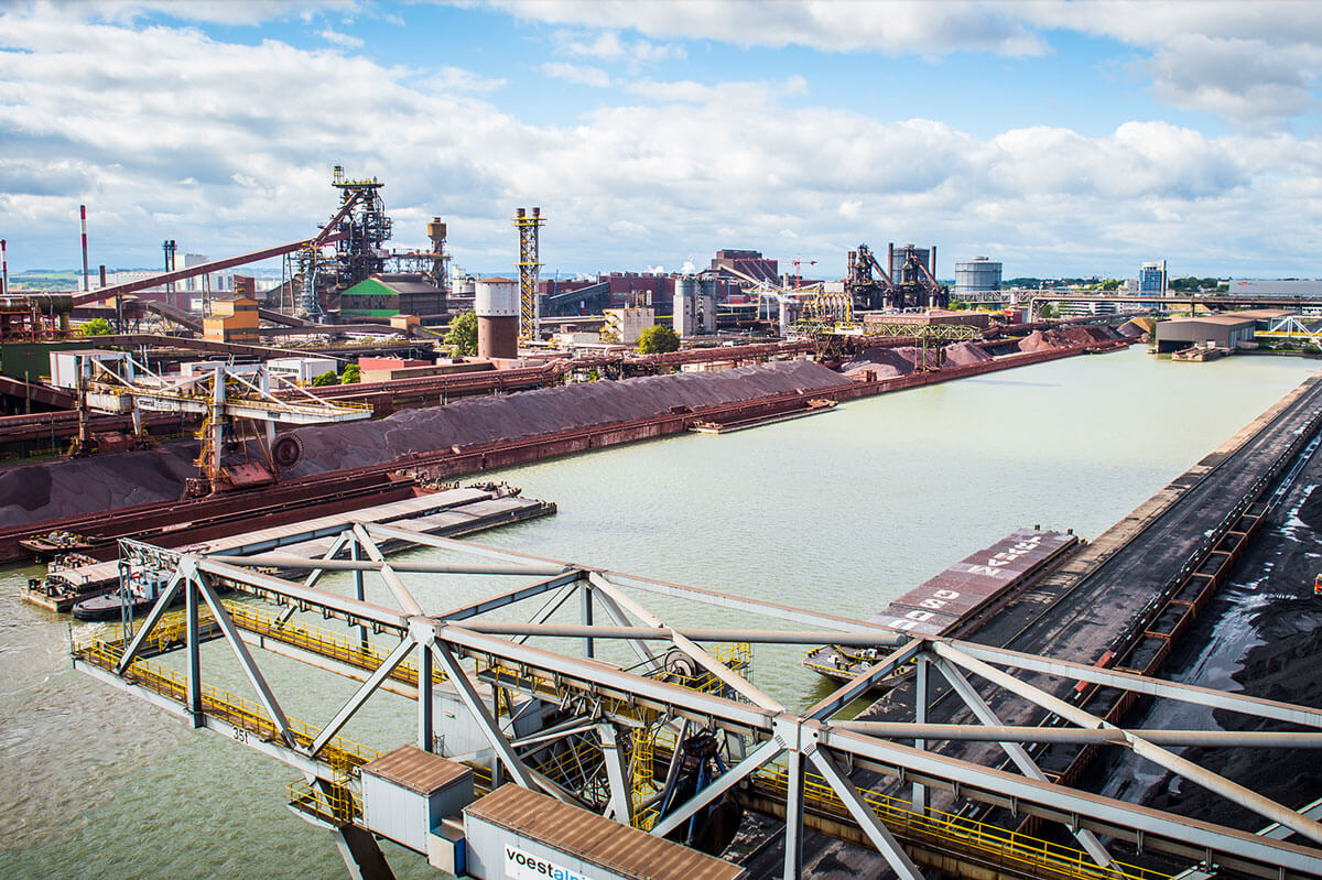 Luftaufnahme vom voestalpine Hafen in Linz