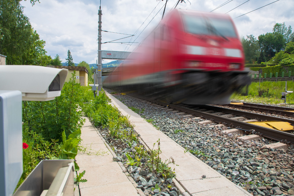 Überwachungskamera vom Checkpoint Oberaich der öbb und der voestalpine überwacht Scheinen, auf denen ein Zug vorbeifährt