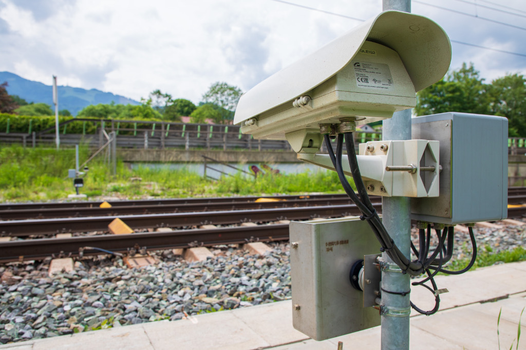 Kamera des voestalpine Monitoring-System PHOENIX, das neben Schienen in Oberaich installiert ist