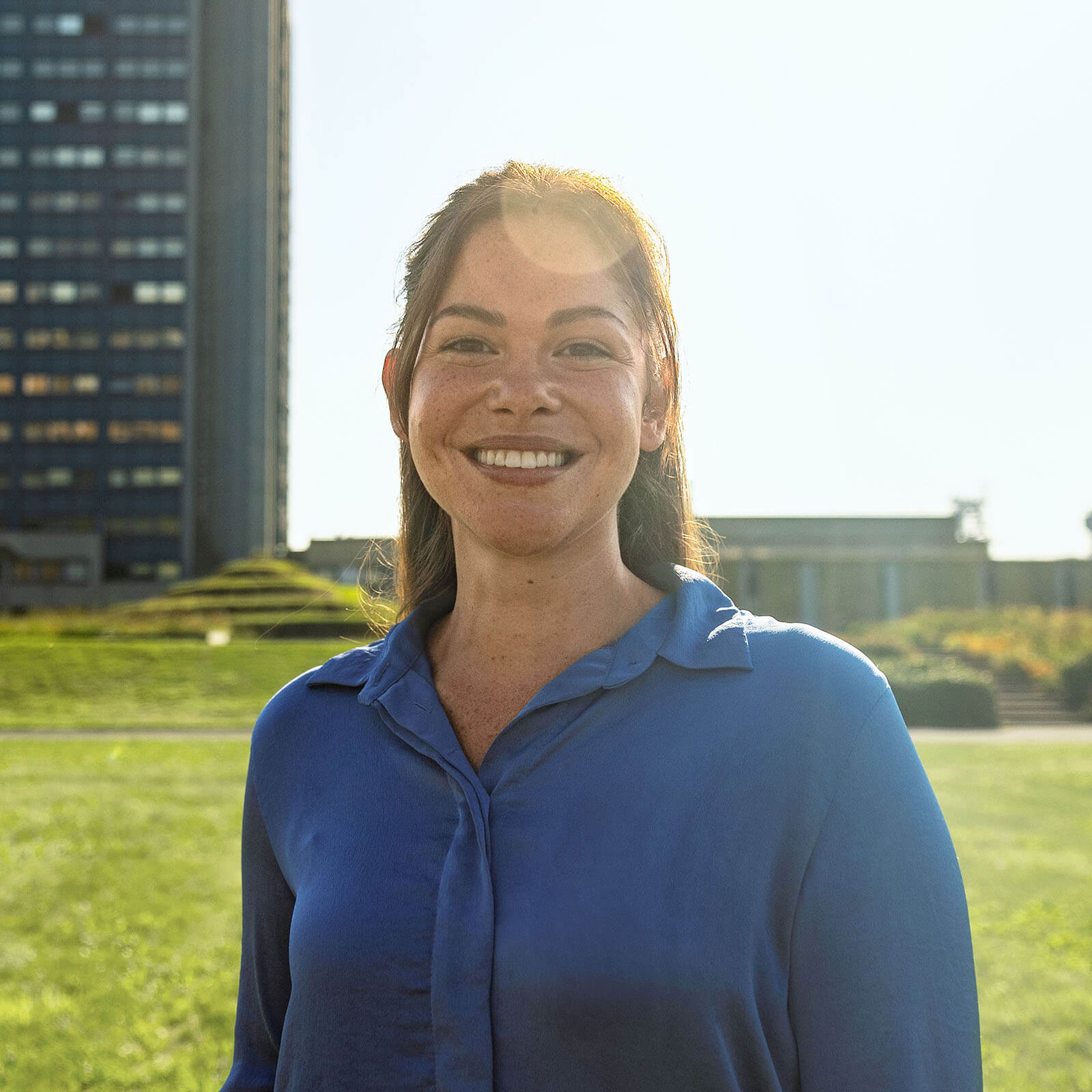 voestalpine Mitarbeiterin Gabriele lächelt im Geländer der voestalpine in die Kamera