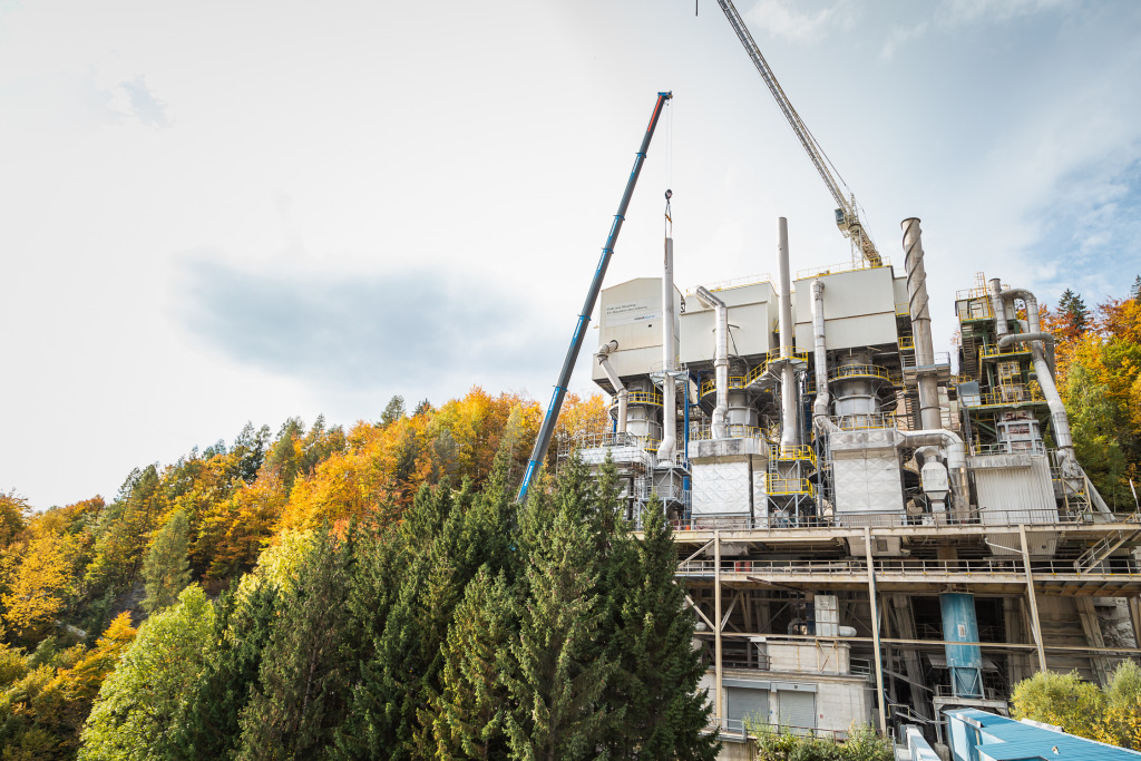 Fernaufnahme modernisierter Kalkofen im Kalkwerk Steyrling umgeben von Herbstwald