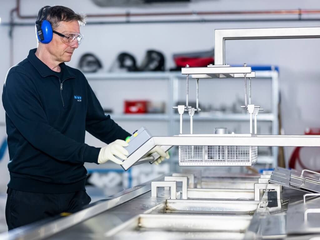 Harald, Operator in der Beschichtung bei voestalpine eifeler Vacotec bei seiner Arbeit