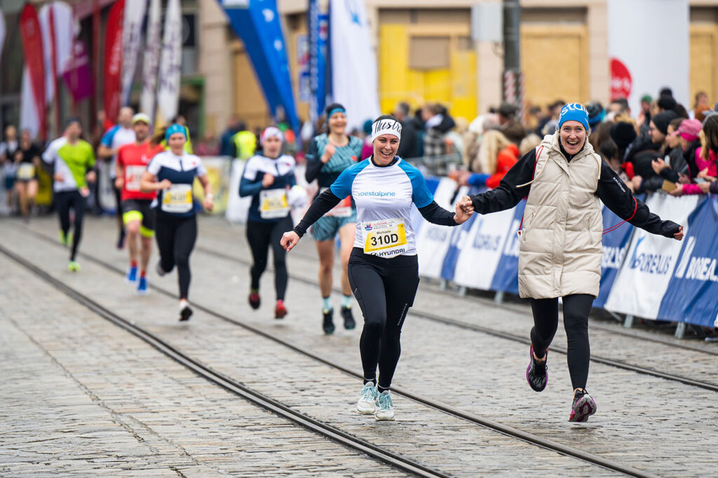 Gemeinsamer Zielanlauf mit einer Marathonläuferin der voestalpine