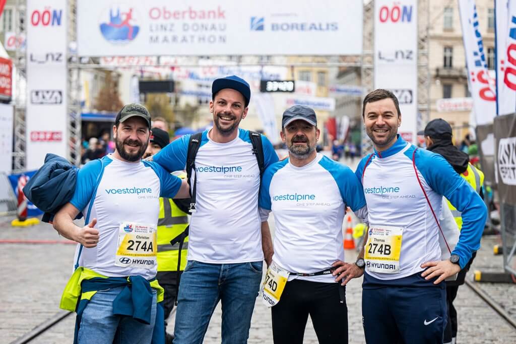 Gruppenfoto von 4 Läufern der voestalpine nach dem Marathon