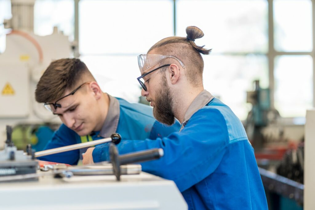 Ferialpraktikanten bei der Arbeit in einer Werkshalle der voestalpine