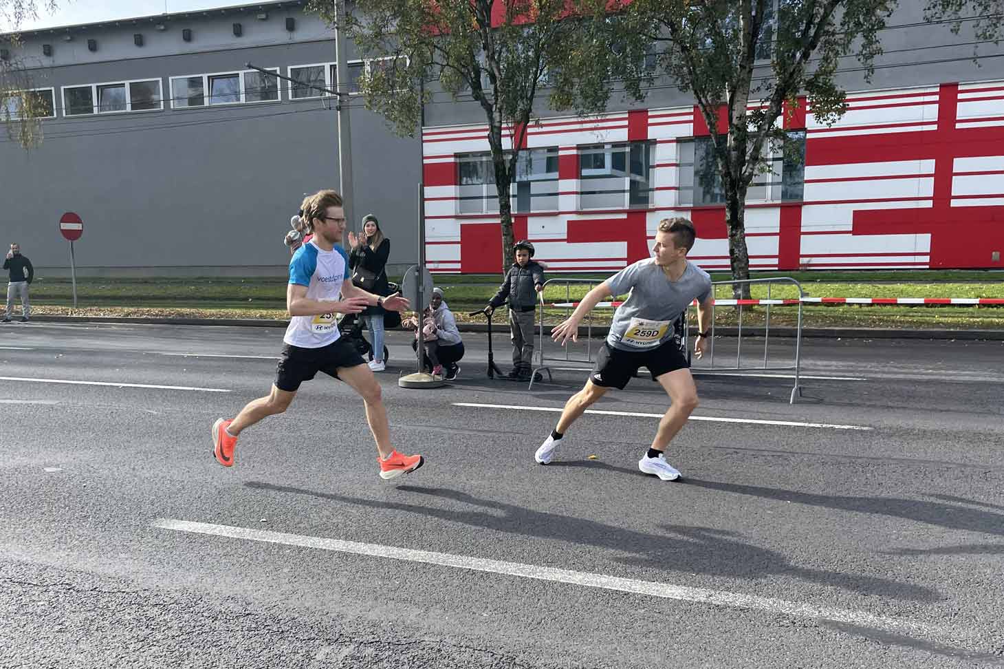 Florian übergibt am Staffelrun des Vienna Cit Marathon an den nächsten Läufer