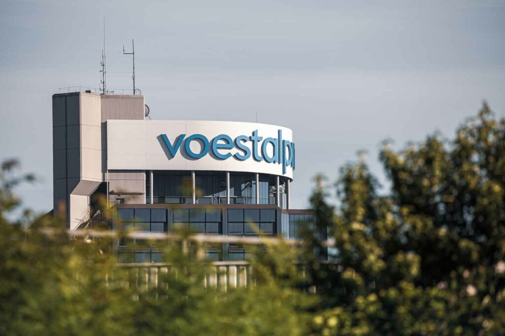 Fernaufnahme blauer Turm voesralpine Headquarters mit voestalpine Schriftzug