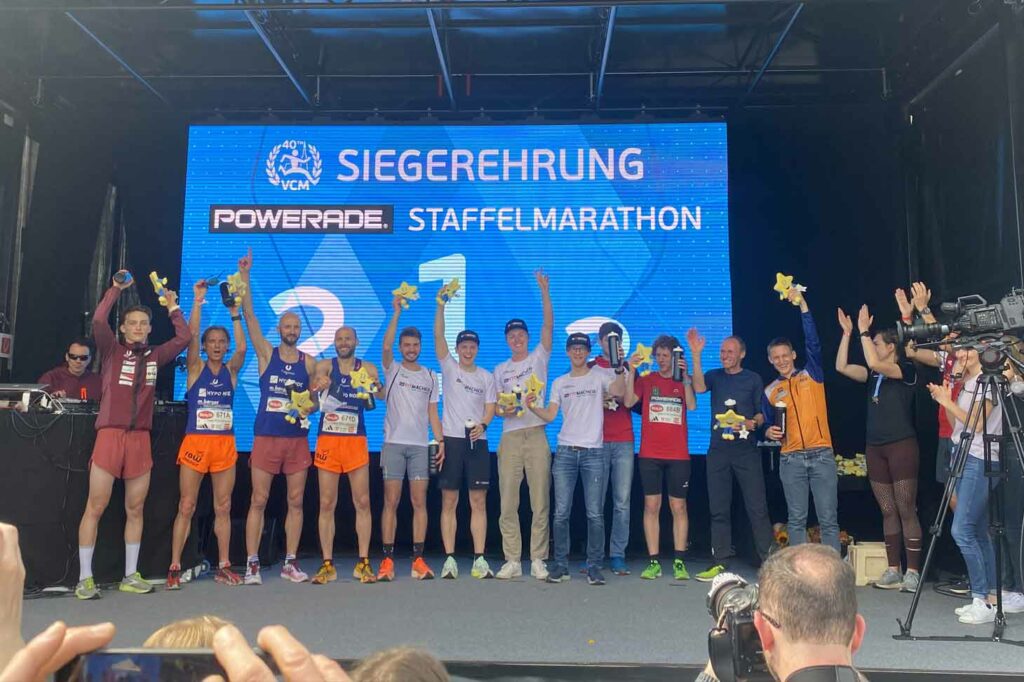 Florian und Teamkollegen bei der Siegerehrung des Vienna City Marathon 2023