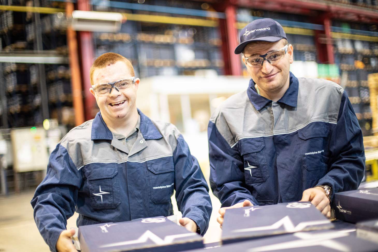 Jugend am Werk: Zwei Mitarbeiter der voestalpine posieren zusammen