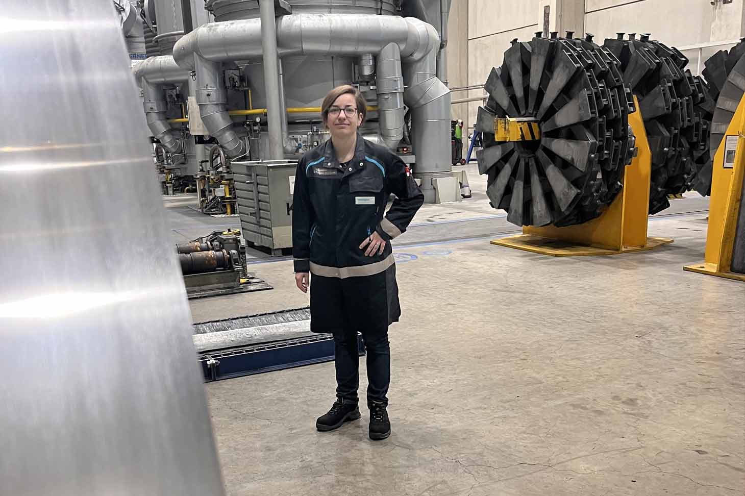 Produktionsleiterin Angelika G. steht im Werk der voestalpine Precision Strip