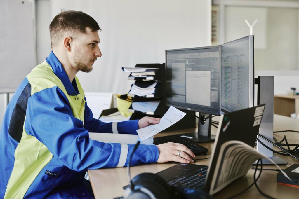 voestalpine Mitarbeiter Thomas bei der Arbeit an seinem Schreibtisch vor zwei Bildschirmen