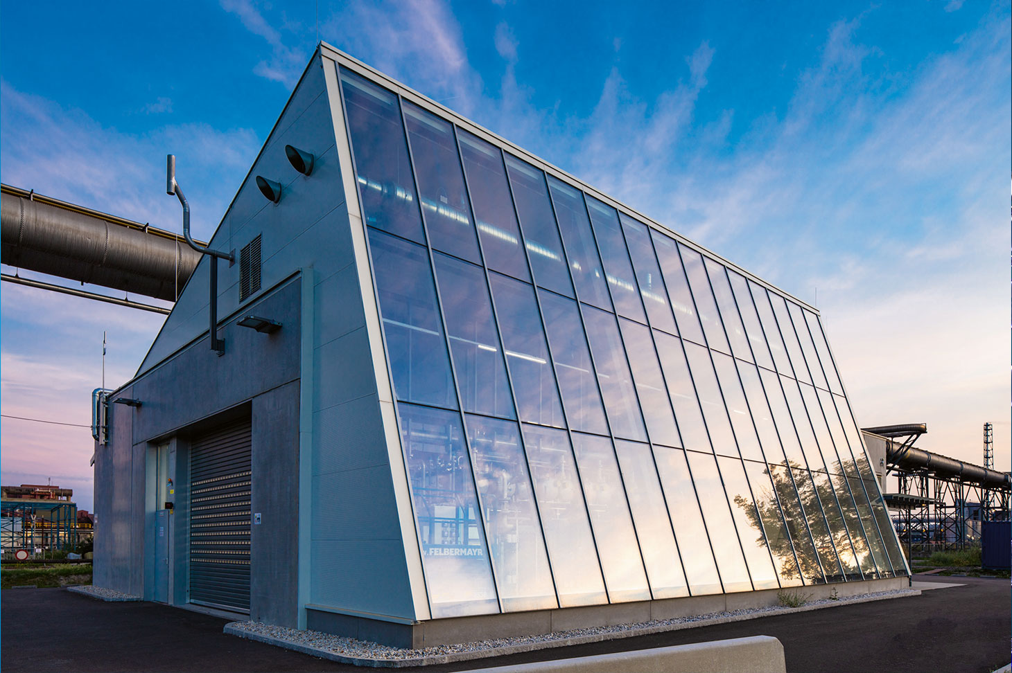 Außenaufnahme der Stahl und Glas Fassade der H2Future Anlage