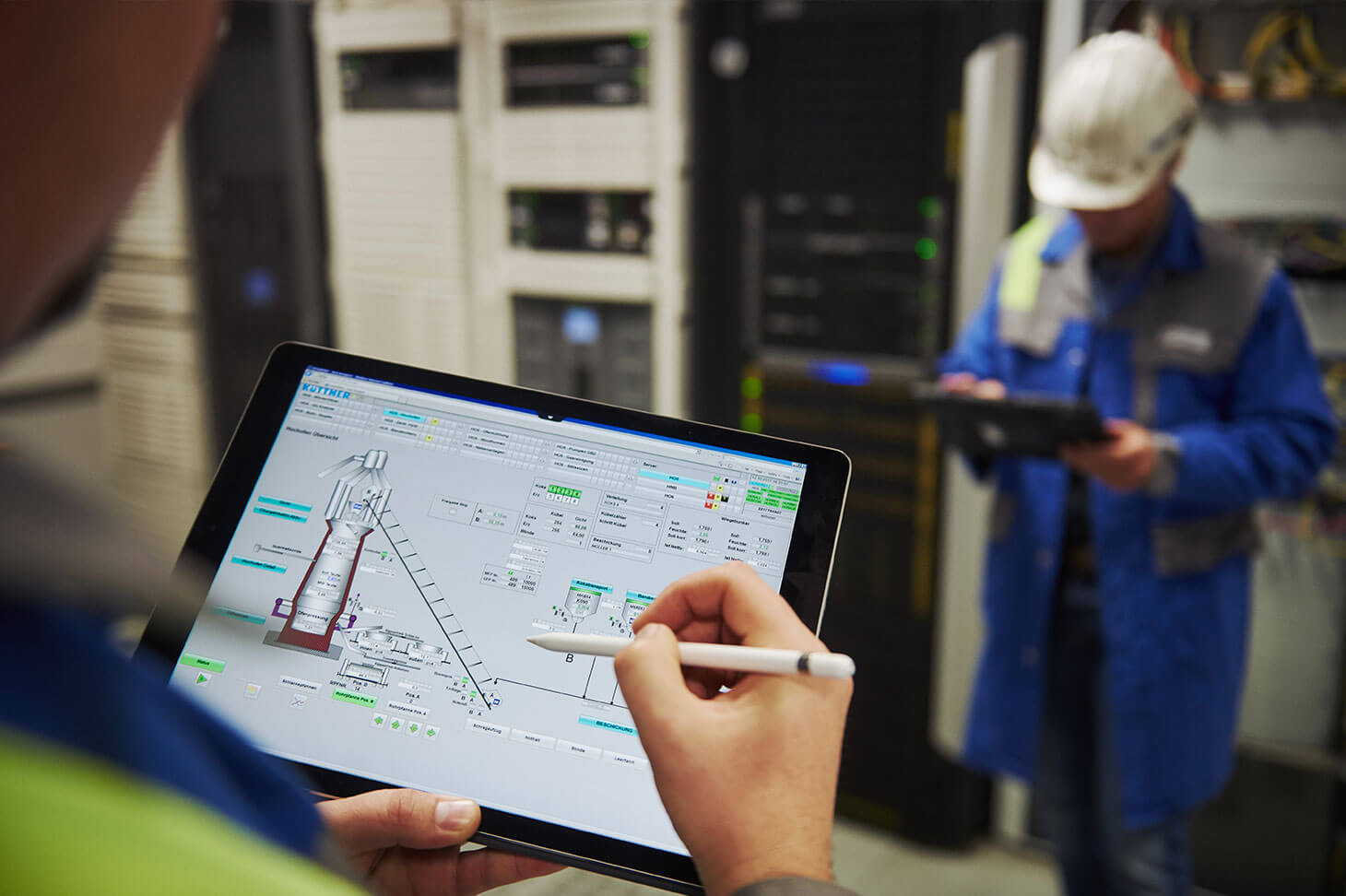 Tablet mit AI unterstützter Software zur Unterstützung der Arbeit imWerk bei der Voestalpine