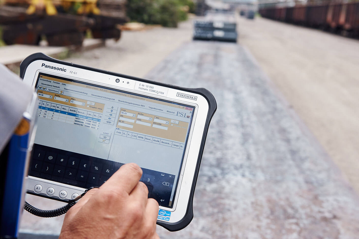 Tablet mit AI unterstützter Software zur Unterstützung der Arbeit draußen bei der Voestalpine