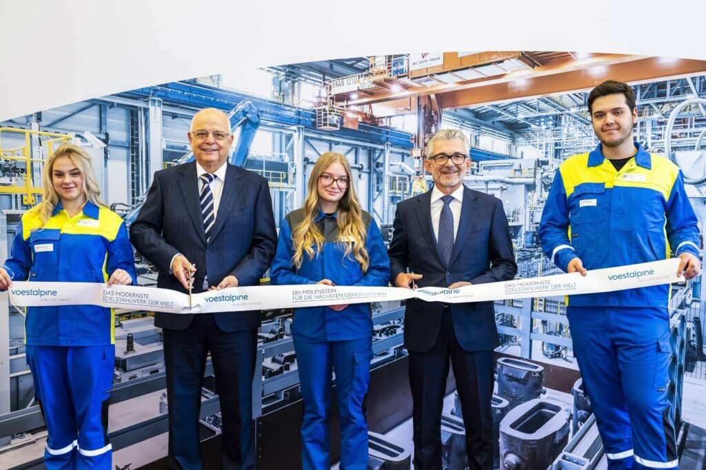 Voestalpine Management Board members Franz Rotter and Herbert Eibensteiner cut the ribbon at the opening of the plant in Kapfenberg