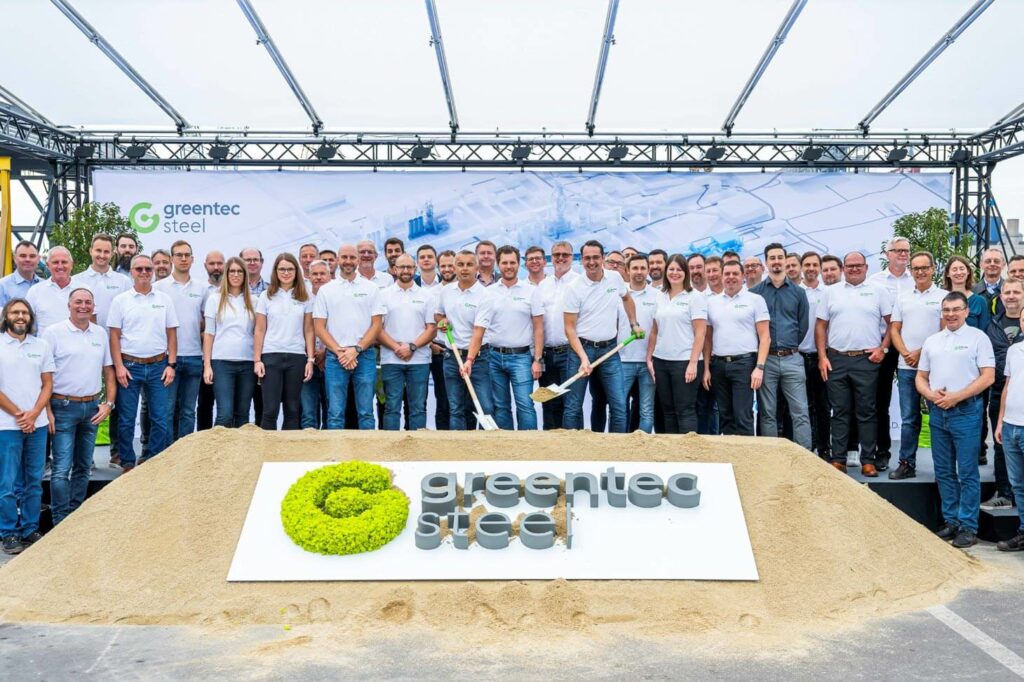 Group photo of the Linz project team at the groundbreaking ceremony for greentec steel