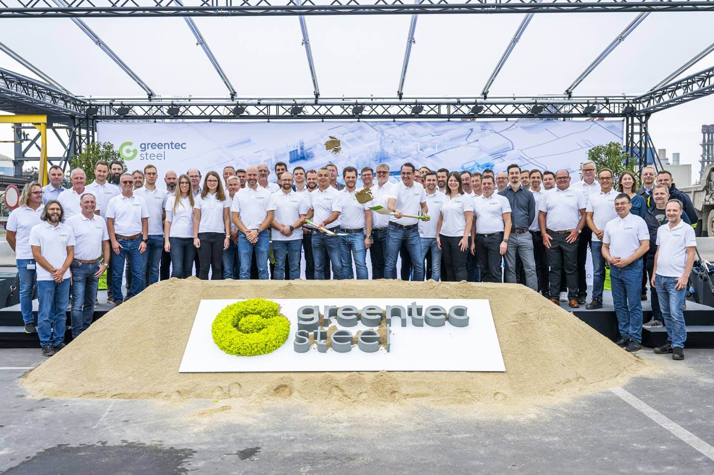 Group photo of the Linz project team at the groundbreaking ceremony for greentec steel