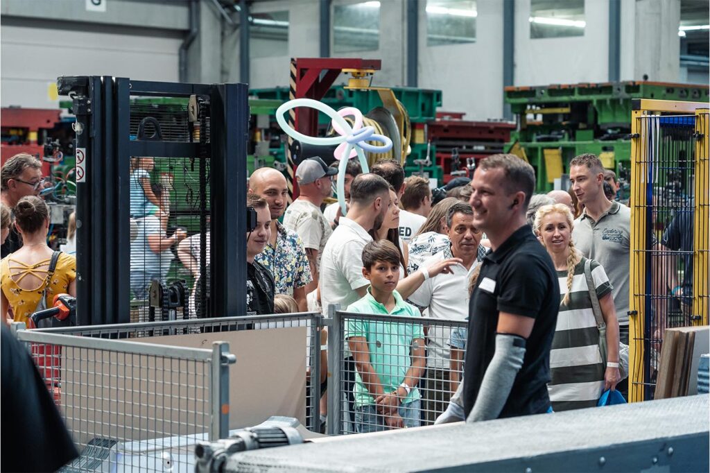 Menschenmassen beim Sommerfest in Dettingen in der Halle