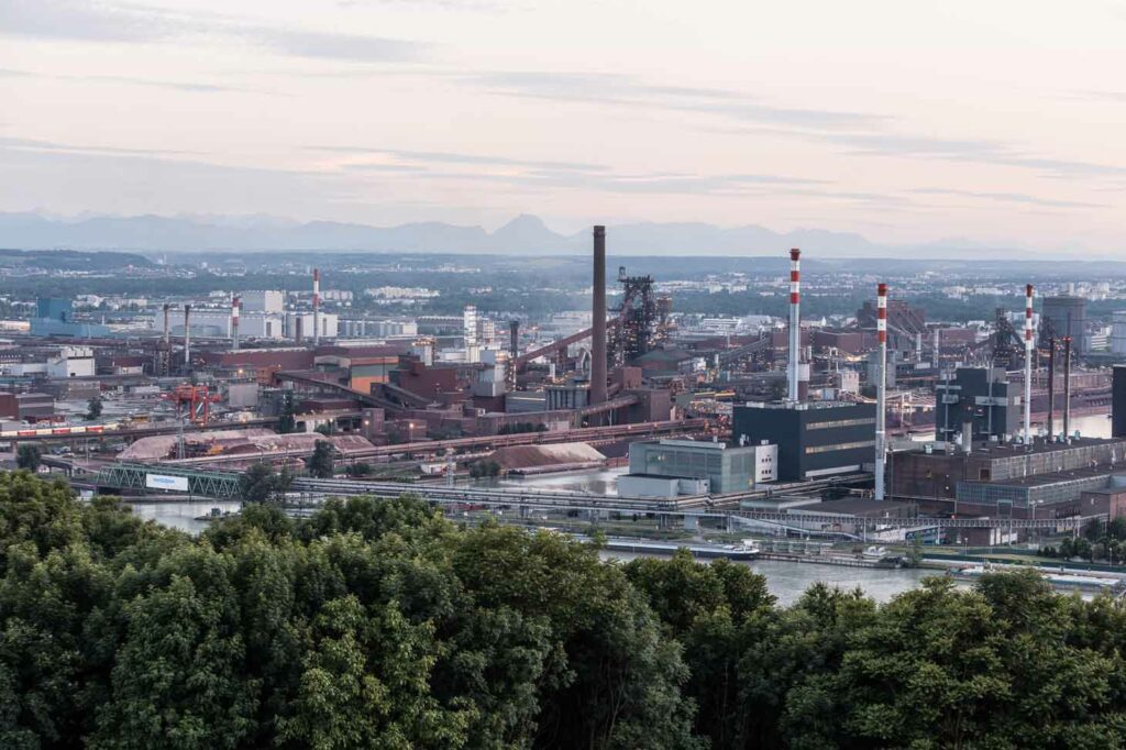 Aufnahme des Hafens der voestalpine Linz von der gegenüberliegenden Seite