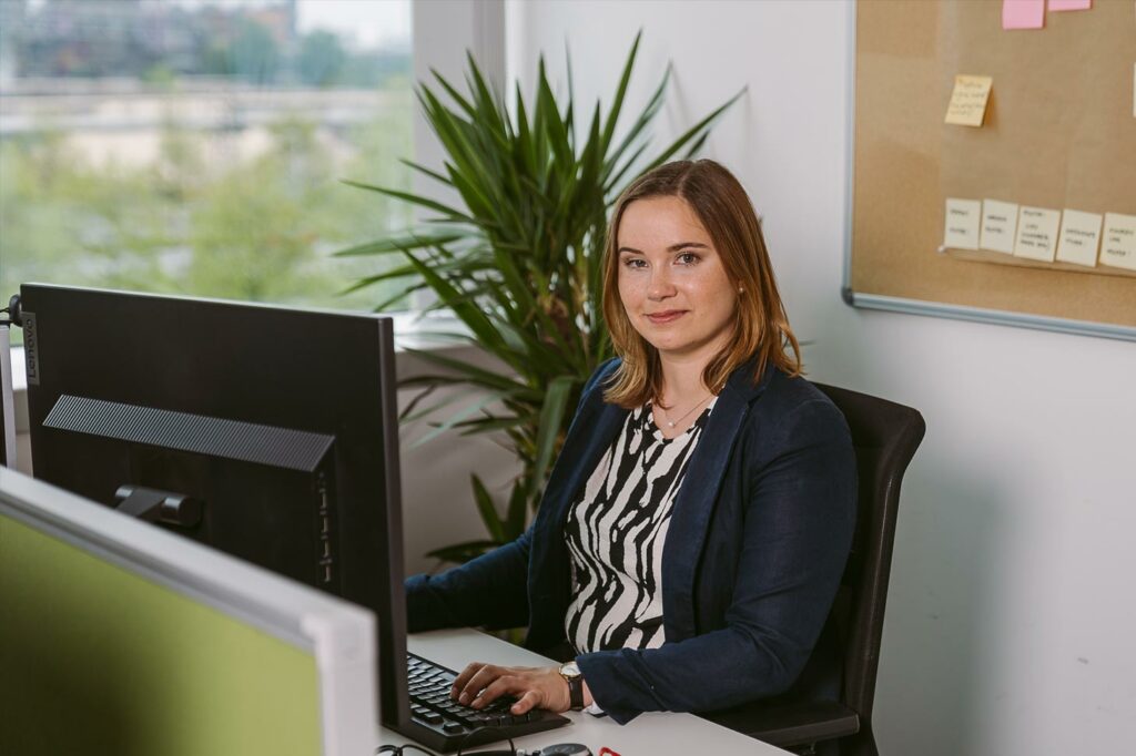 Katharina im Portrait an ihren Schreibtisch