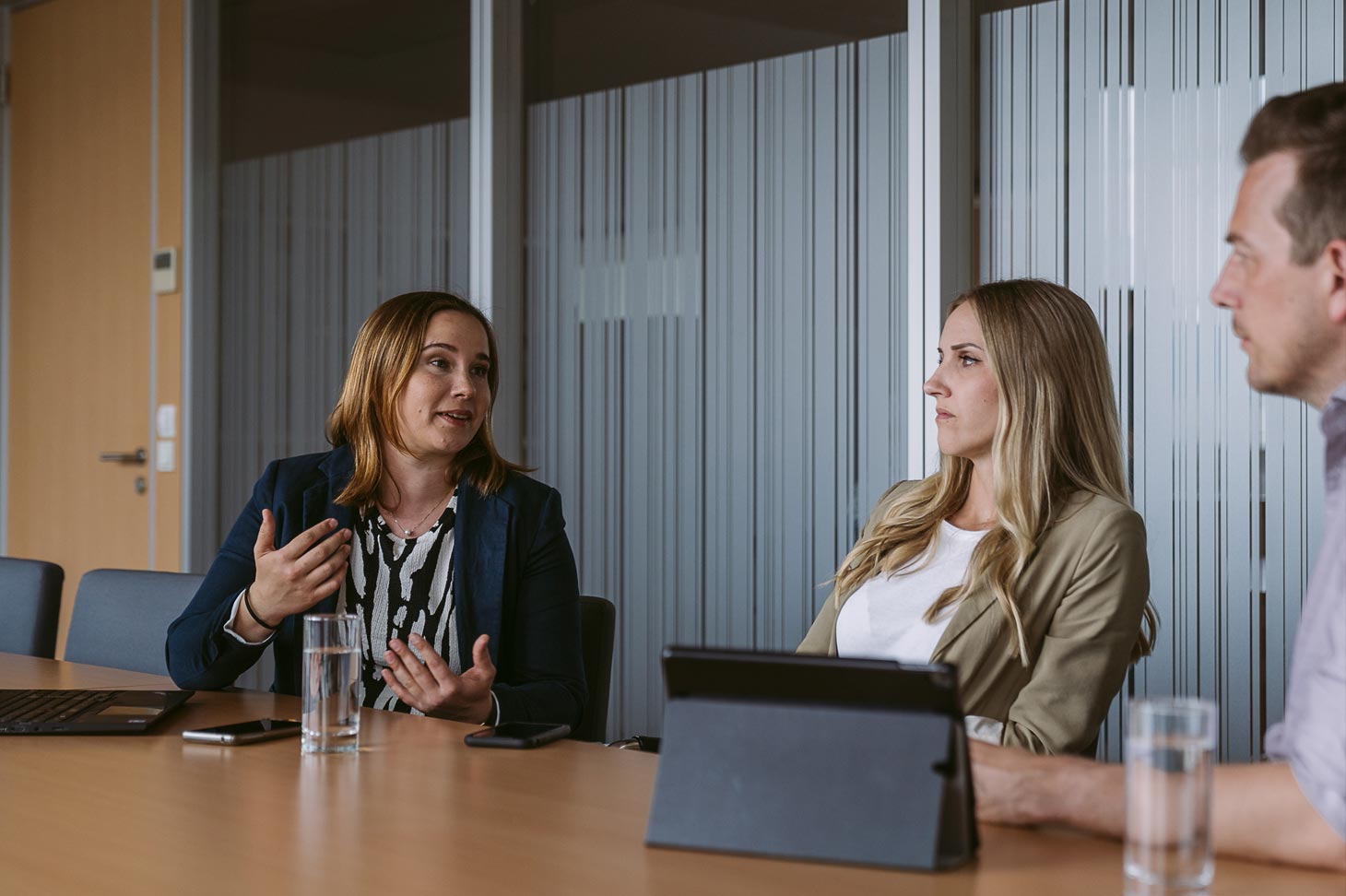 voestalpine Service Manager Katharina in a meeting with a colleague