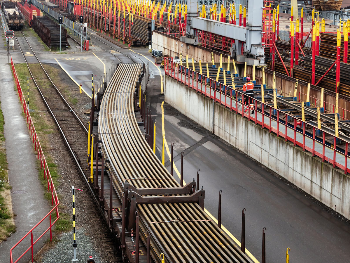 120 meter long rails produced by voestalpine, transported on train wagons