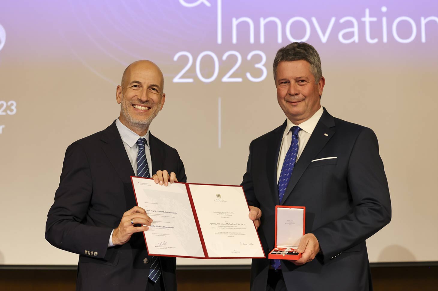 Bundesminister Martin Kocher (li.) und Franz A. bei der Überreichung der Auszeichnung