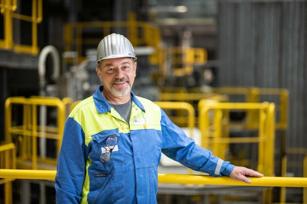 Rainer Leodolter zeigt einer Mitarbeiterin im voestalpine Werk Kapfenberg etwas auf dem Bildschirm