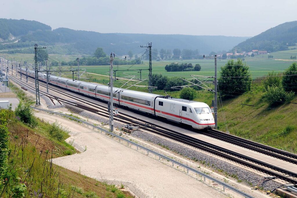 ICE Schnellzug während der Fahrt auf einer zweigleisigen Strecke