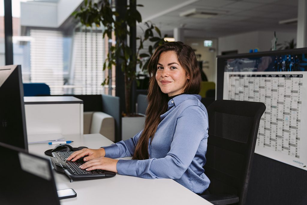 Marketing employee Gabriela L. at work at her desk